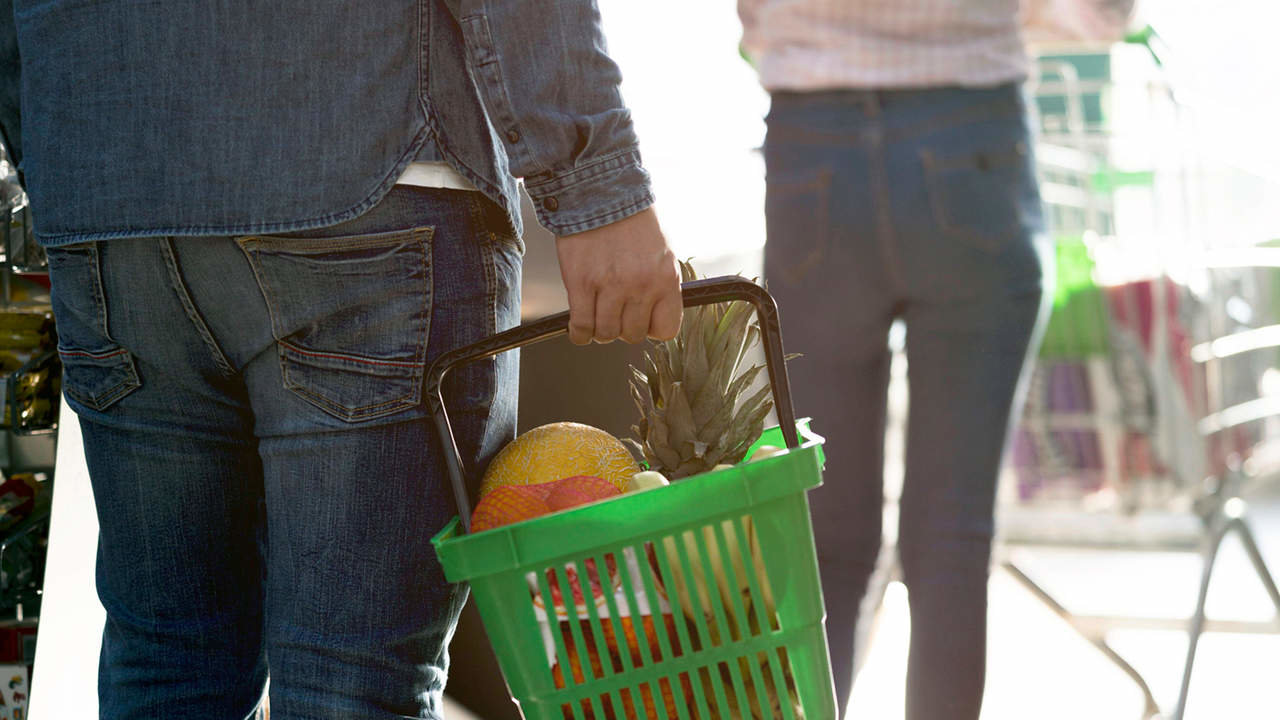 La mitad de los hogares en España llega justo a final de mes y hace compras más pequeñas para ahorrar.