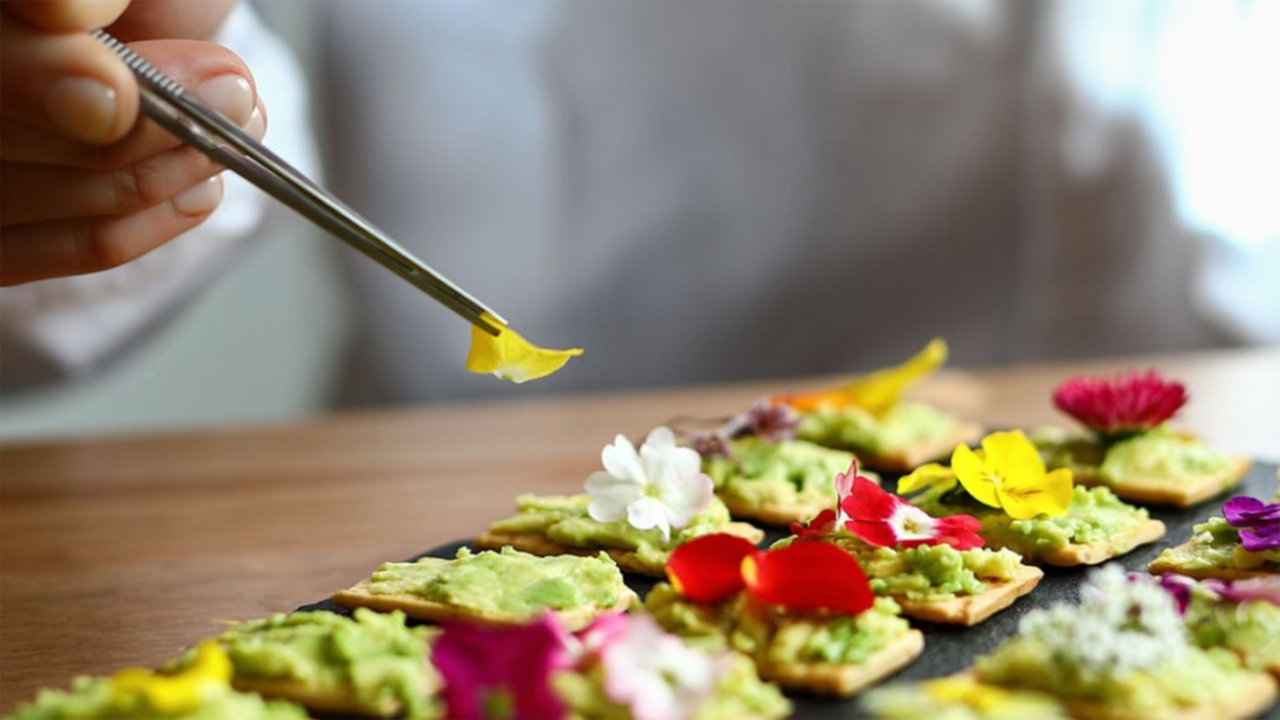 Esta emprendedora ha convertido las flores comestibles en un fenómeno gastronómico y prevé facturar un millón de euros en 2024.