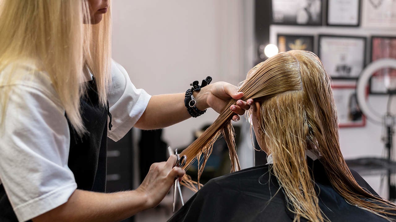 La reducción de jornada amenaza con ser la puntilla para los autónomos con peluquería o centro de estética.