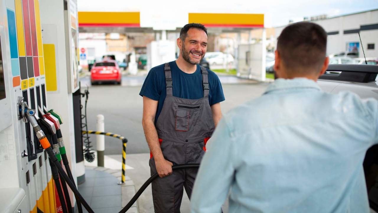 Los ingresos de las gasolineras cayeron un 10% el año pasado por la bajada de los precios del combustible.